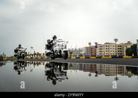 Männliche Motorradfahrer fahren auf großen Motorrädern in einer Spalte entlang der Sharjah Street. Sharjah. vae. Januar 2024. Stockfoto