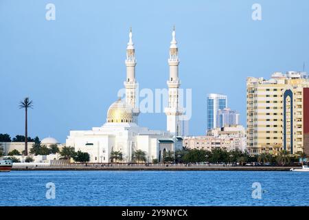 Al-Layyah-Moschee in Sharjah, Vereinigte Arabische Emirate. Stockfoto