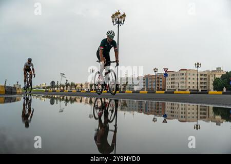 Ein Radfahrer, der bei einem Wettkampf in Sharjah die Straße runter fährt. vae. Januar 2024. Stockfoto