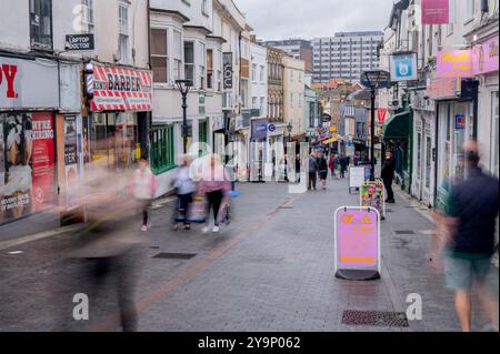 An einem nassen Tag laufen die Käufer den Gabriels Hill in Maidstone hoch und runter Stockfoto
