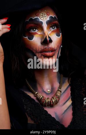 Echtes Foto von Frau mit Santa Muerte Halloween Make-up Stockfoto