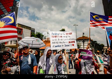 Kuala Lumpur, Kuala Lumpur, Malaysia. Oktober 2024. 11. Oktober 2024, Kuala Lumpur, Malaysia: Ein pro-palästinensischer Demonstrant hält während einer Kundgebung in der Nähe der US-Botschaft ein Plakat, um den ersten Jahrestag des israelisch-Hamas-Konflikts in Kuala Lumpur zu feiern. (Kreditbild: © Harith Saqeef/ZUMA Press Wire) NUR REDAKTIONELLE VERWENDUNG! Nicht für kommerzielle ZWECKE! Stockfoto