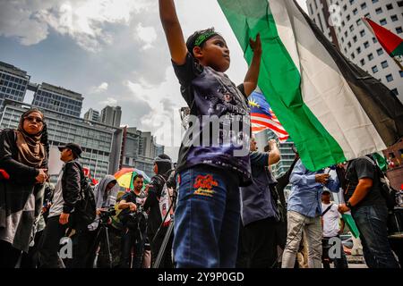 Kuala Lumpur, Kuala Lumpur, Malaysia. Oktober 2024. 11. Oktober 2024, Kuala Lumpur, Malaysia: Ein pro-palästinensischer Demonstrant hält während einer Kundgebung in der Nähe der US-Botschaft ein Plakat, um den ersten Jahrestag des israelisch-Hamas-Konflikts in Kuala Lumpur zu feiern. (Kreditbild: © Harith Saqeef/ZUMA Press Wire) NUR REDAKTIONELLE VERWENDUNG! Nicht für kommerzielle ZWECKE! Stockfoto