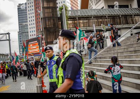 Kuala Lumpur, Kuala Lumpur, Malaysia. Oktober 2024. 11. Oktober 2024, Kuala Lumpur, Malaysia: Ein pro-palästinensischer Demonstrant hält während einer Demonstration in der Nähe der US-Botschaft eine palästinensische Flagge, um den ersten Jahrestag des israelisch-Hamas-Konflikts in Kuala Lumpur zu feiern. (Kreditbild: © Harith Saqeef/ZUMA Press Wire) NUR REDAKTIONELLE VERWENDUNG! Nicht für kommerzielle ZWECKE! Stockfoto