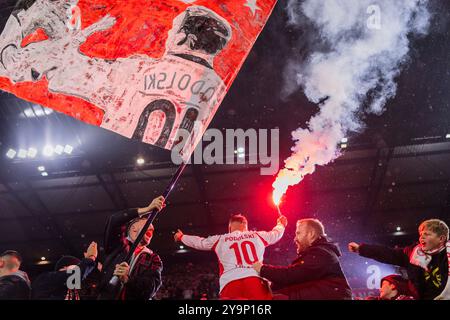 Köln, Deutschland. Oktober 2024. Lukas Podolski im Fanblock mit bengalischem Feuer Abschiedsspiel für Lukas Podolski unter dem Motto UNSERE 10 KEHRT Stockfoto