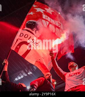 Köln, Deutschland. Oktober 2024. Lukas Podolski im Fanblock mit bengalischem Feuer Abschiedsspiel für Lukas Podolski unter dem Motto UNSERE 10 KEHRT Stockfoto