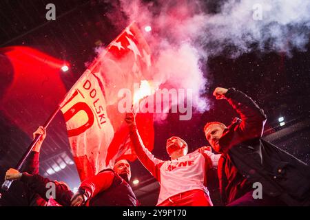 Köln, Deutschland. Oktober 2024. Lukas Podolski im Fanblock mit bengalischem Feuer Abschiedsspiel für Lukas Podolski unter dem Motto UNSERE 10 KEHRT Stockfoto