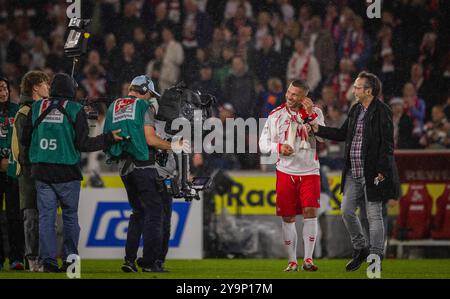 Köln, Deutschland. Oktober 2024. Lukas Podolski im Interview mit Christian Sprenger Abschiedsspiel für Lukas Podolski unter dem Motto UNSERE 10 KEHRT Stockfoto