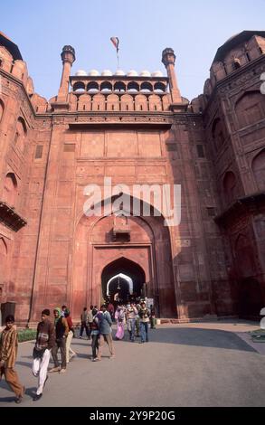 Indien, Delhi, das rote Fort (Lal Qila) in der Altstadt von Delhi, das 1648 fertiggestellt wurde, ist ein Beispiel für die Meisterschaft der Mogulen beim Bau. Stockfoto