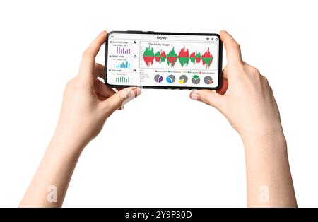 Frau überwacht intelligente Zählerwerte auf Handy auf weißem Hintergrund, Nahaufnahme Stockfoto