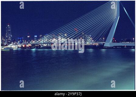 Die Erasmusbrug, oder schlank auf Englisch, vollendete 1996 die Nieuwe Maas, Rhein über Rotterdam Hafen Stockfoto