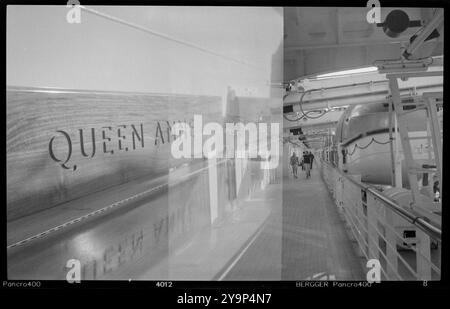 Cunards neues Kreuzfahrtschiff Queen Anne, fotografiert auf Schwarzweißfilm Stockfoto