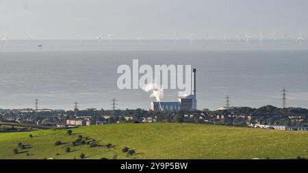 Brighton UK 11. Oktober 2024 - Steam Rampion Wind Farm im fernen Hintergrund an einem kühlen Morgen entlang der Südküste : Credit Simon Dack / Alamy Live News Stockfoto