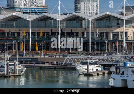 Geschäfte und Restaurants am Wasser oder am Wasser im Einkaufszentrum Gunwharf Quays in Portsmouth, Hampshire, Großbritannien Stockfoto