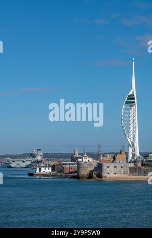 Blick auf den Spinnakerturm am Eingang zum Hafen von portsmouth, hampshire uk, mit dem königlichen Navy-Flugzeugträger HMS Prince of Wales im Hintergrund Stockfoto