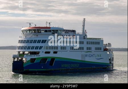 Die Hybridfähre Victoria of Wight überquert den solent zwischen Fishbourne auf der isle of wight und Portsmouth, Hampshire, Großbritannien Stockfoto