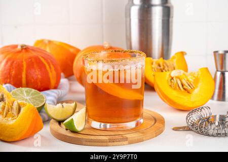 Thanksgiving Margarita, Süßer Kürbis Sträucher Cocktail, Alkohol leckeres Herbstgetränk auf weißem Hintergrund mit Scheiben Kürbisse, Kopierraum Stockfoto