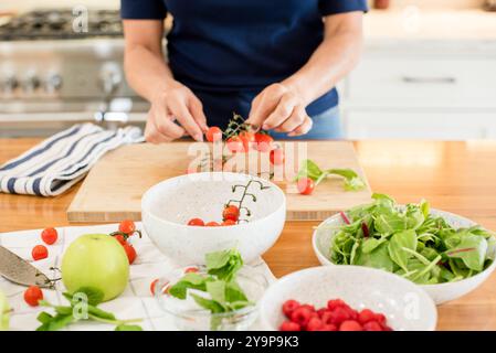 Gesundes Essen mit Frauenhänden, die Kirschtomaten halten Stockfoto