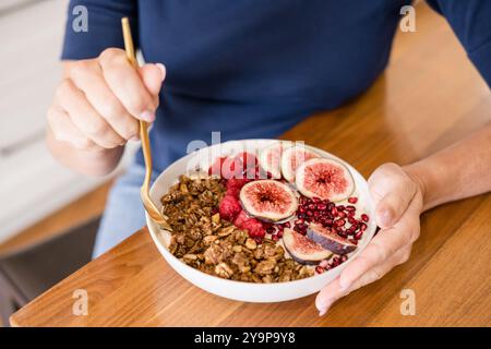 Eine Frau, die eine Schüssel Joghurt hält Stockfoto