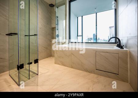 Badezimmer in Luxuswohnung in Sathorn / Bangkok Stockfoto