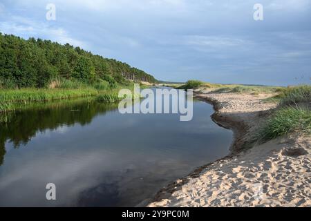 Golf von Riga mit Sandstränden und parallelen Dünenkämmen. Sanddünen an der Küste des Golfs von Riga in Lettland Stockfoto