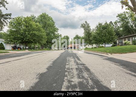 Breiter Straßenblick auf ein Vorstadtviertel Stockfoto