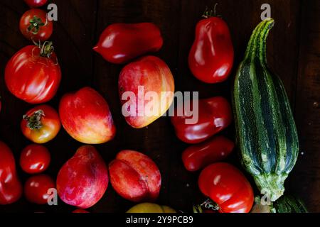 Frische Tomaten, Pfirsiche, Mark auf Tisch rot und grün Stockfoto
