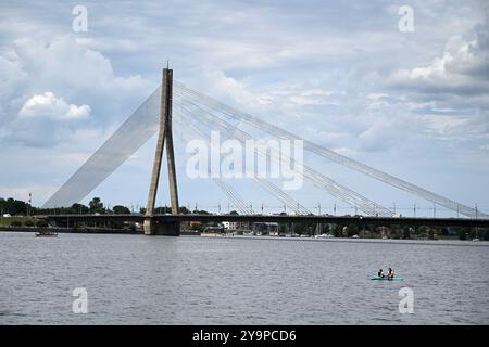 Riga, Lettland – 23. Juli 2024: Die Vansu-Brücke (Vansu Tilts) in Riga ist eine Seilbrücke, die den Fluss Daugava in Riga überquert. Stockfoto