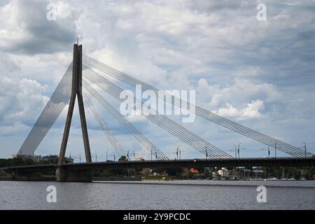 Riga, Lettland – 23. Juli 2024: Die Vansu-Brücke (Vansu Tilts) in Riga ist eine Seilbrücke, die den Fluss Daugava in Riga überquert. Stockfoto