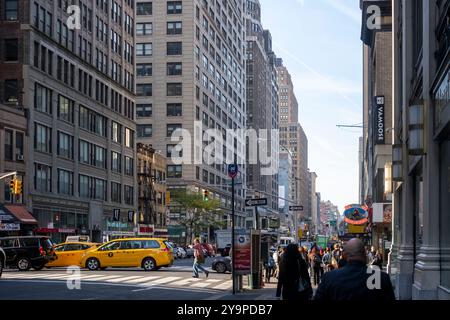 Eine geschäftige New Yorker Straßenszene bei Tageslicht Stockfoto