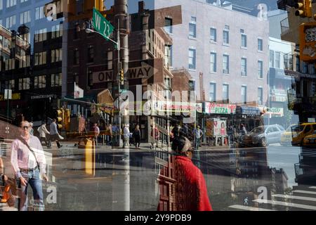 Doppelbelichtung überlappender Straßenszenen in New York Stockfoto