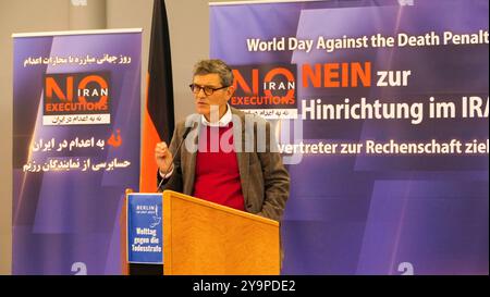 Berlin, Deutschland. Oktober 2024. Botschafter Dr. Hans-Ulrich Seidt ehemaliger Generalinspektor des Außenministeriums in Deutschland spricht während der Berliner Konferenz zum Welttag gegen die Todesstrafe. Anlässlich des Welttages gegen die Todesstrafe am 10. Oktober 2024 fand in Berlin eine Konferenz statt, bei der die Aufmerksamkeit auf die eskalierende Hinrichtungswelle im Iran gelenkt wurde. Die Veranstaltung mit dem Titel "Iran: Ende der Hinrichtungen, Aufruf zur Rechenschaftspflicht für Gräueltaten" brachte namhafte Redner zusammen. Quelle: SOPA Images Limited/Alamy Live News Stockfoto