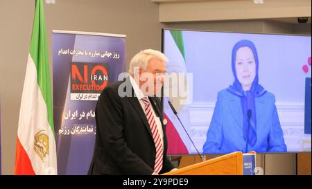 Berlin, Deutschland. Oktober 2024. Leo Datsenberg, Vorsitzender des Deutschen Solidaritätskomitees für einen freien Iran und ehemaliger Bundesabgeordneter, spricht während der Berliner Konferenz zum Welttag gegen die Todesstrafe. Anlässlich des Welttages gegen die Todesstrafe am 10. Oktober 2024 fand in Berlin eine Konferenz statt, bei der die Aufmerksamkeit auf die eskalierende Hinrichtungswelle im Iran gelenkt wurde. Die Veranstaltung mit dem Titel "Iran: Ende der Hinrichtungen, Aufruf zur Rechenschaftspflicht für Gräueltaten" brachte namhafte Redner zusammen. Quelle: SOPA Images Limited/Alamy Live News Stockfoto