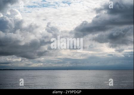 Konstanz, Deutschland. Oktober 2024. Dunkle Wolken sammeln sich über dem Bodensee bei Konstanz. Nach der Durchquerung des ehemaligen Hurrikans Kirk erwartet Baden-Württemberg am Wochenende kühles und wechselhaftes Wetter. Quelle: Silas Stein/dpa/Alamy Live News Stockfoto