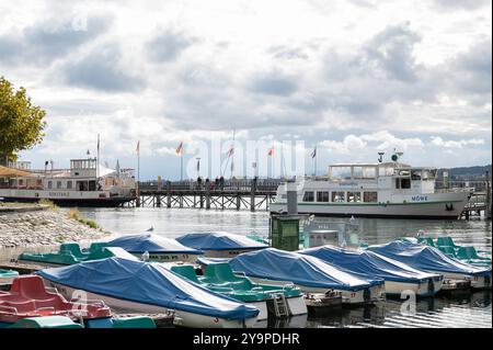 Konstanz, Deutschland. Oktober 2024. Das Ufer von Konstanz mit überdachten Booten. Nach der Durchquerung des ehemaligen Hurrikans Kirk erwartet Baden-Württemberg am Wochenende kühles und wechselhaftes Wetter. Quelle: Silas Stein/dpa/Alamy Live News Stockfoto