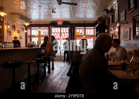 Blick auf das Innere des Restaurants und die Bar Stockfoto
