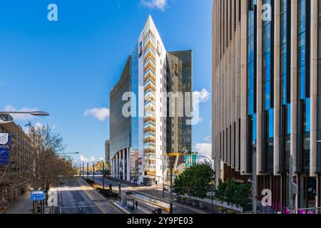 Adelaide, South Australia - 14. Juli 2024: Der Campus der University of Adelaide North Terrace von der Montefiore Bridge aus in Richtung Westen an einem Tag Stockfoto