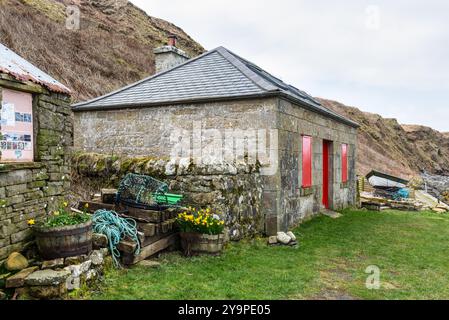 Brough, Schottland, Vereinigtes Königreich - 24. März 2024: Fisherman's House of Brough Bay - ein Fischerhafen an den Ufern des Firth, Caithness, Schottland, Vereinigtes Königreich Stockfoto