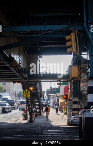 Straßenszene unter der erhöhten U-Bahn in der Bronx New York Stockfoto