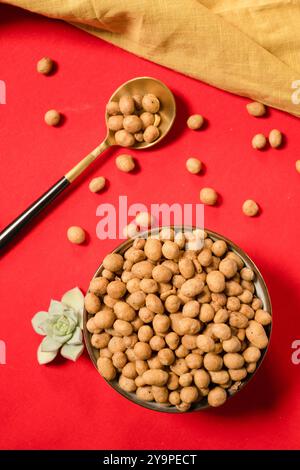 Nüsse in einer kleinen Schüssel und einen Löffel Stockfoto