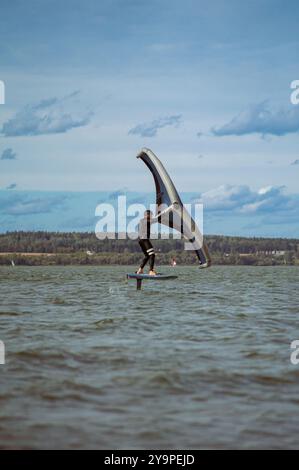 Flügelreiter, der im See reitet. Stockfoto