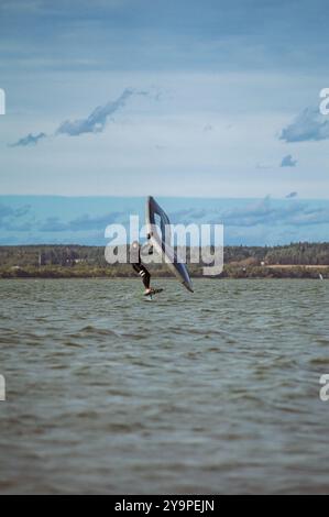 Flügelreiter, der im See reitet. Stockfoto