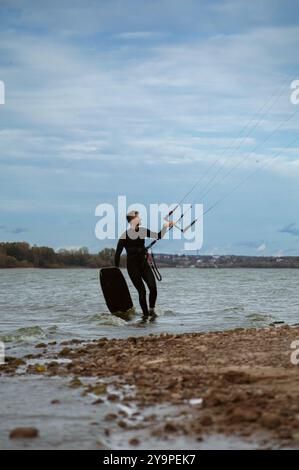 Ein Mann mittleren Alters, der eine Bar in der Hand hält. Stockfoto