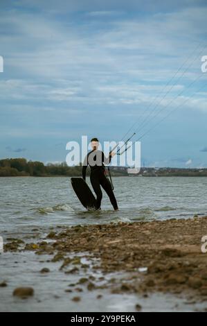Ein Mann mittleren Alters, der eine Bar in der Hand hält. Stockfoto