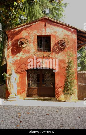 Alte Werkzeugschuppen in hellroter Farbe Stockfoto