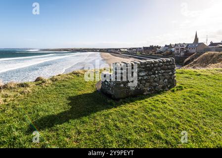 Thurso, Schottland, Großbritannien - 22. März 2024: Steinbank mit Blick auf den Strand in Thurso, Caithness, Schottland, Vereinigtes Königreich. Thurso Bay, auch bekannt als SCR Stockfoto