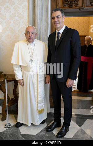 Italien, Rom, Vatikan, 11-10-2024 Papst Franziskus empfängt S.E. Pedro Sánchez Perez-Castejon, Präsident der Regierung von SpainPhotograph von Vatikanischen Medien / Katholische Presse Foto BESCHRÄNKT AUF REDAKTIONELLE VERWENDUNG - KEIN MARKETING - KEINE WERBEKAMPAGNEN Stockfoto