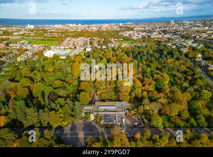 Blick aus der Vogelperspektive auf den Royal Botanic Garden mit Bäumen in Herbstfarben, Inverleith, Edinburgh, Schottland, Großbritannien Stockfoto