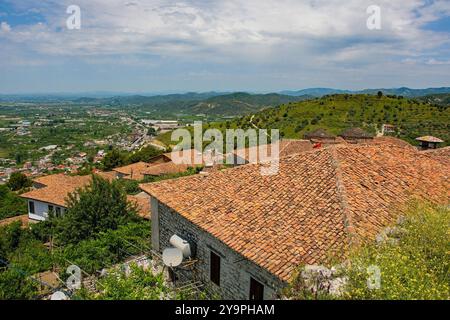 Ein Blick auf das Gorica-Viertel von Berat in Albanien von der Burg Berat. Berat ist zum UNESCO-Weltkulturerbe erklärt und berühmt für seine osmanischen Häuser Stockfoto