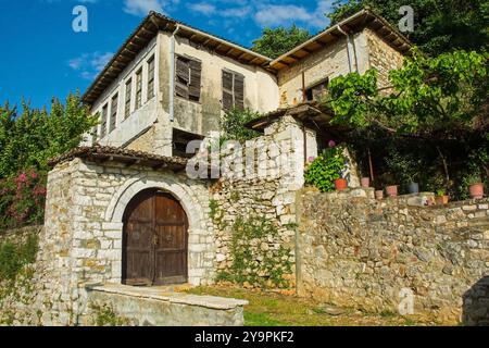 Ein historisches verlassenes Haus im Gorica-Viertel von Berat in Albanien. Berat ist zum UNESCO-Weltkulturerbe erklärt und berühmt für seine osmanischen Häuser Stockfoto